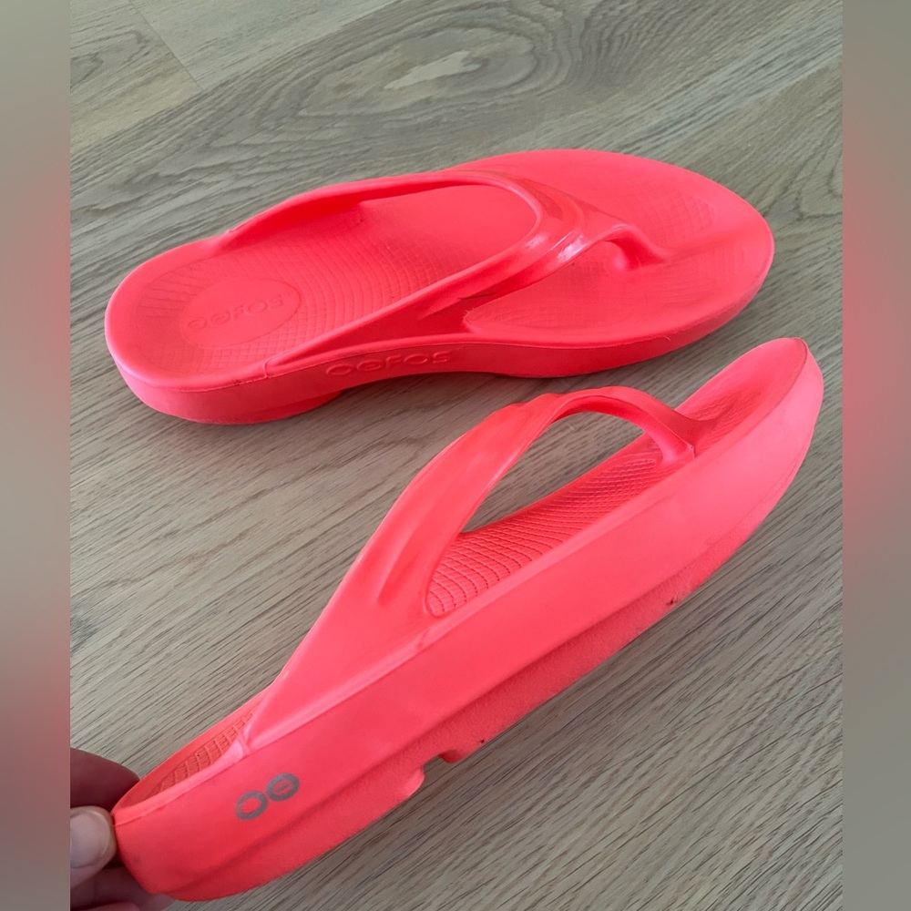 OOFOS Women's Sandals in Bright Coral